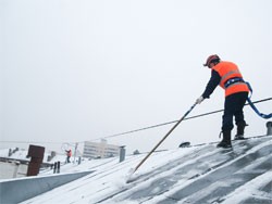 Глава региона поручил усилить работу по расчистке крыш во время оттепели 