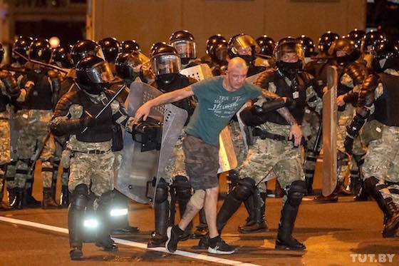 (фото) В Белоруссии оглашены предварительные итоги выборов: 80% за Лукашенко