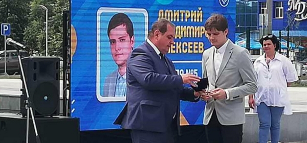 Глава Тольятти Сергей Анташев вручил выпускникам медали "За особые успехи в учении" 