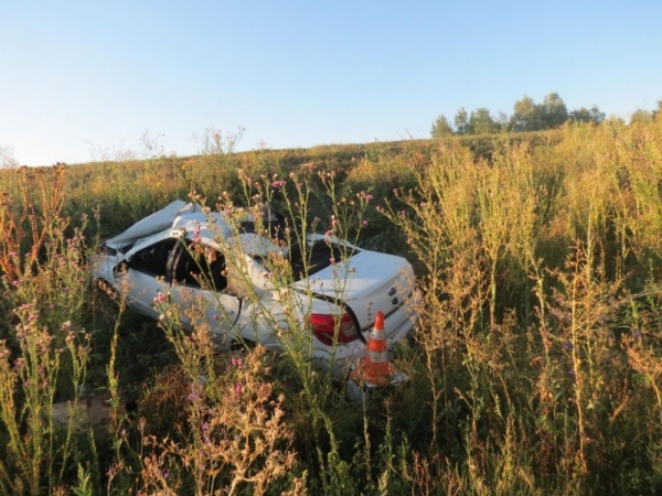 В Самарской области рано утром иномарка перевернулась в кювет