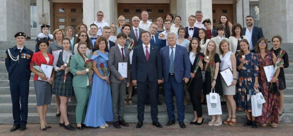 Губернатор Дмитрий Азаров вручил золотые медали выпускникам школ Самарской области Губернатор Дмитрий Азаров вручил золотые медали выпускникам школ Самарской области